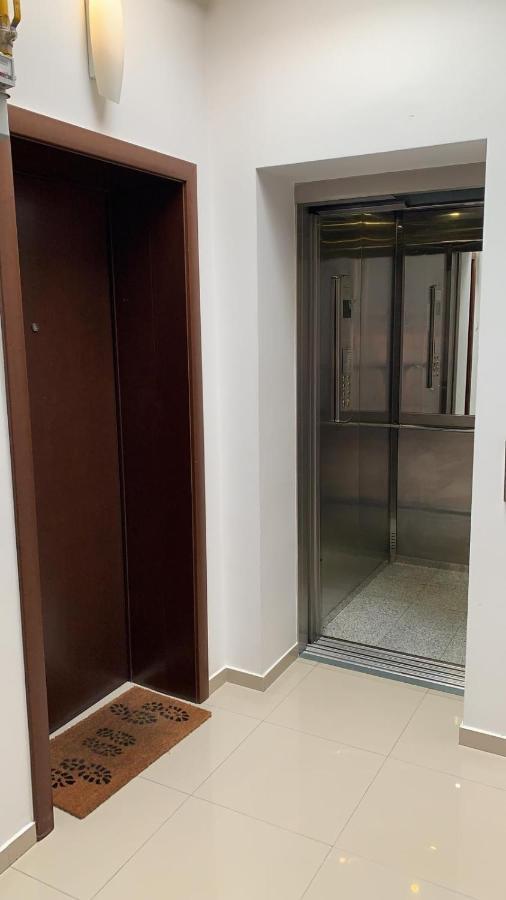Centru Unirii Luxury Vip Apartament 2 Camere 98 Mp ! Parcare Subterana Privata Incalzita Iarna Si Climatizata Vara Doar Cu Rezervare In Limita Locurilor Disponibile ! Proprietate In Regim Hoteliep - Nu Are Bucatarie ! บูคาเรสต์ ภายนอก รูปภาพ